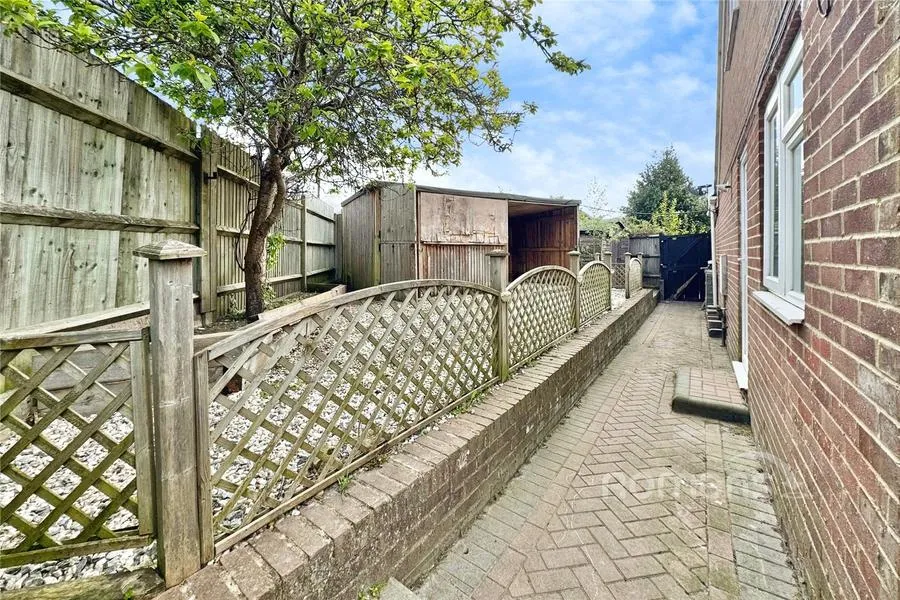 St. Michaels Road, Sandhurst, GU47, photo 18