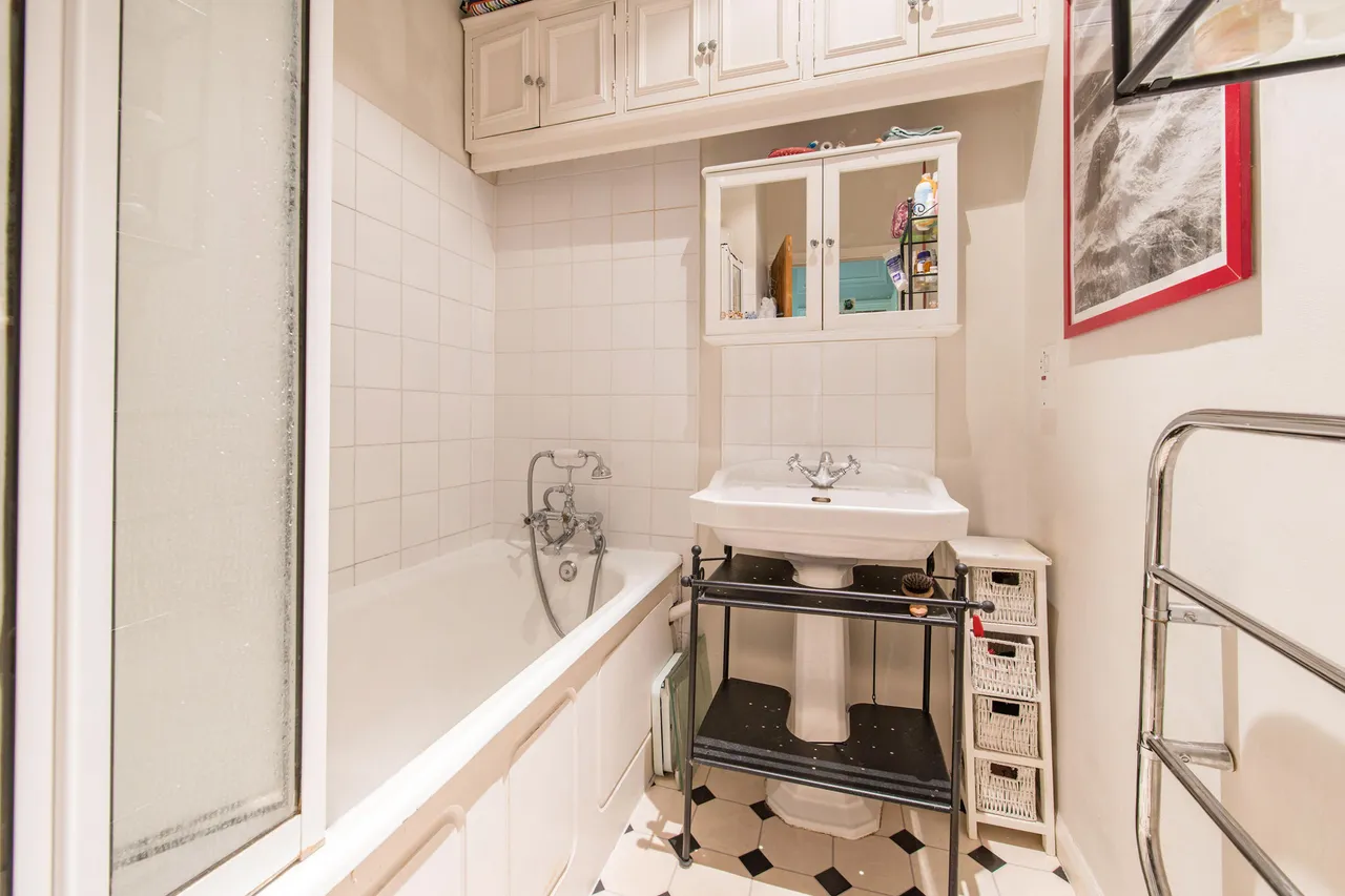 Flat 5, 33-34 Nevern Square, London, photo 8