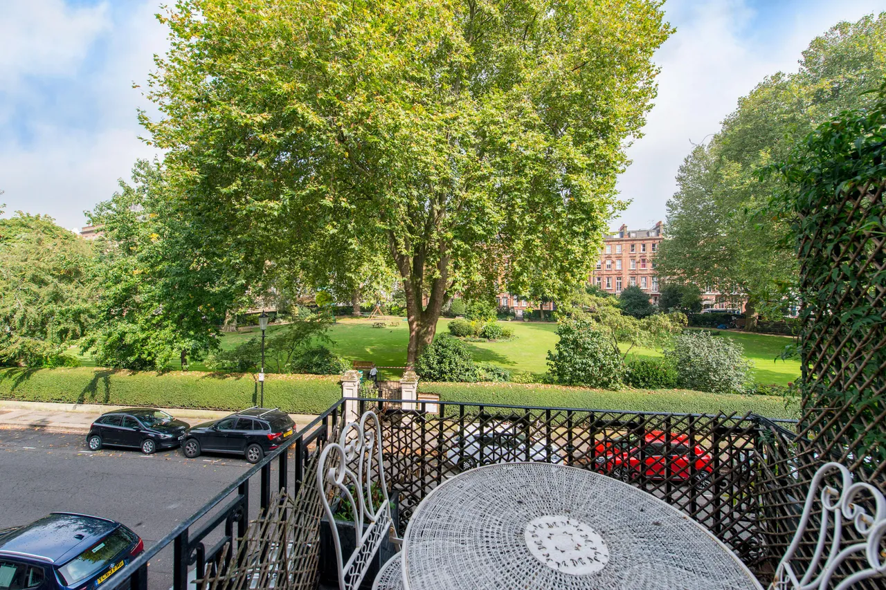 Flat 5, 33-34 Nevern Square, London, photo 9