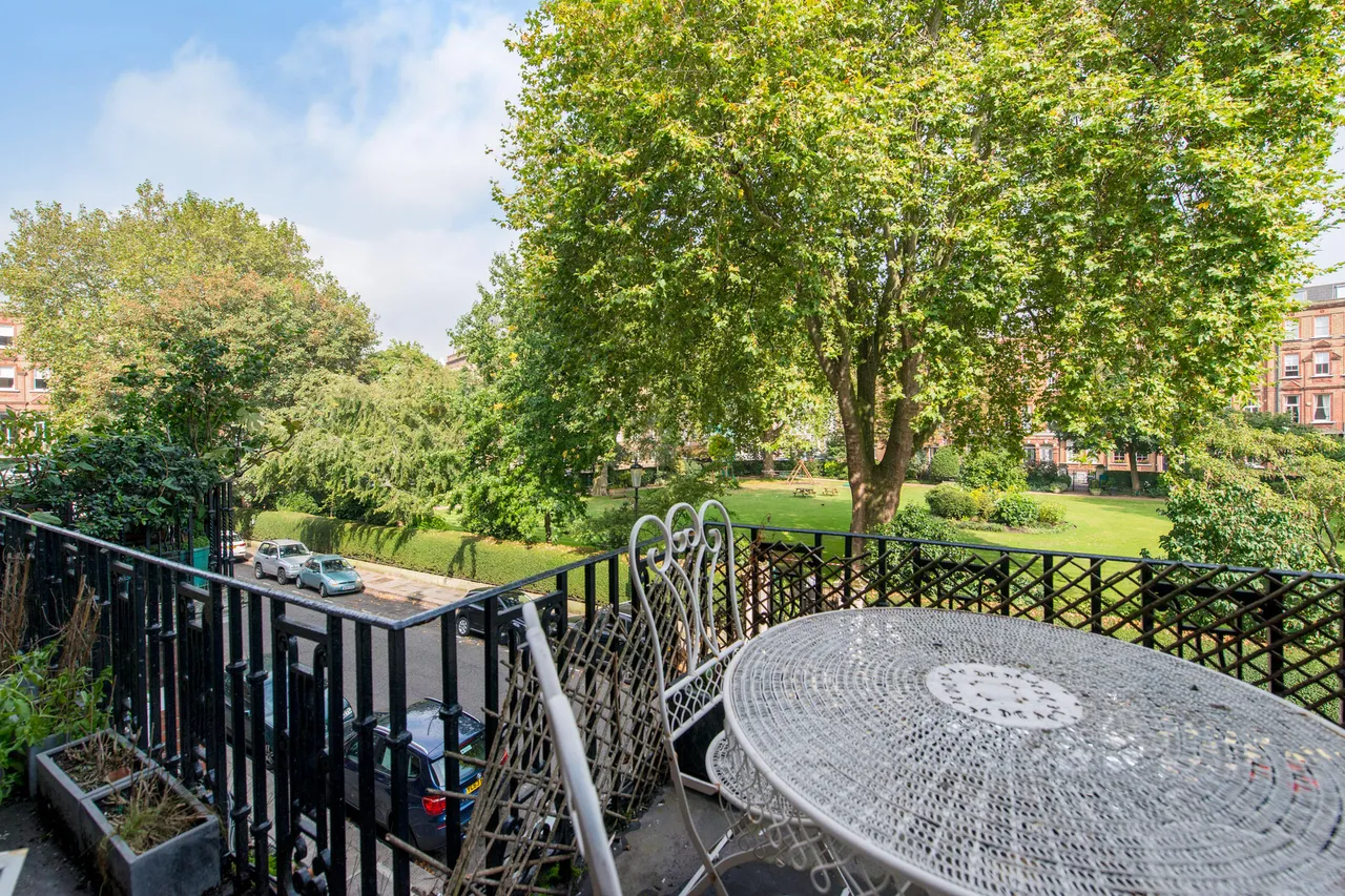 Flat 5, 33-34 Nevern Square, London, photo 4