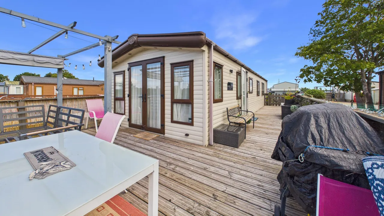 2 bed park home for sale, Island Bank, Tallington