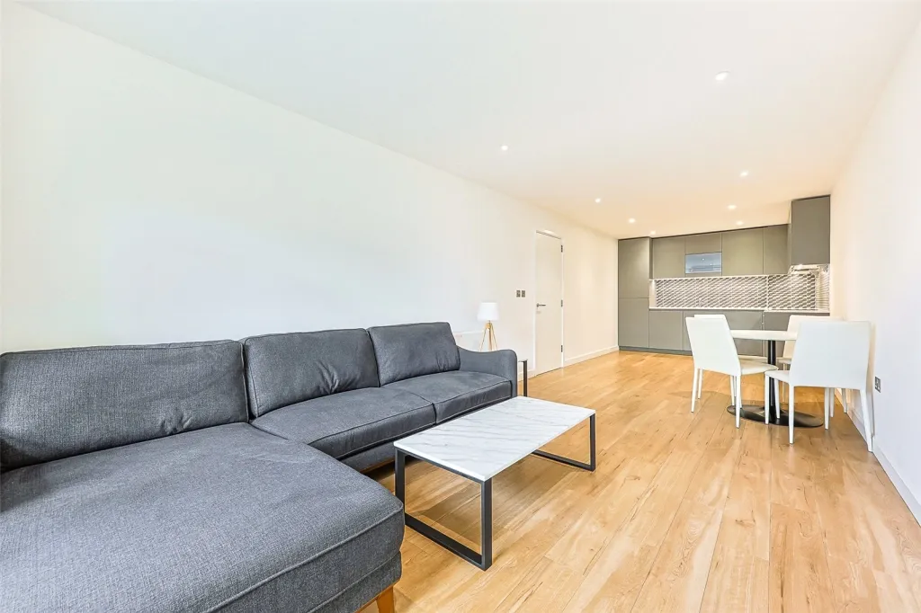 Caversham Road, Beaufort Park, NW9, photo 2