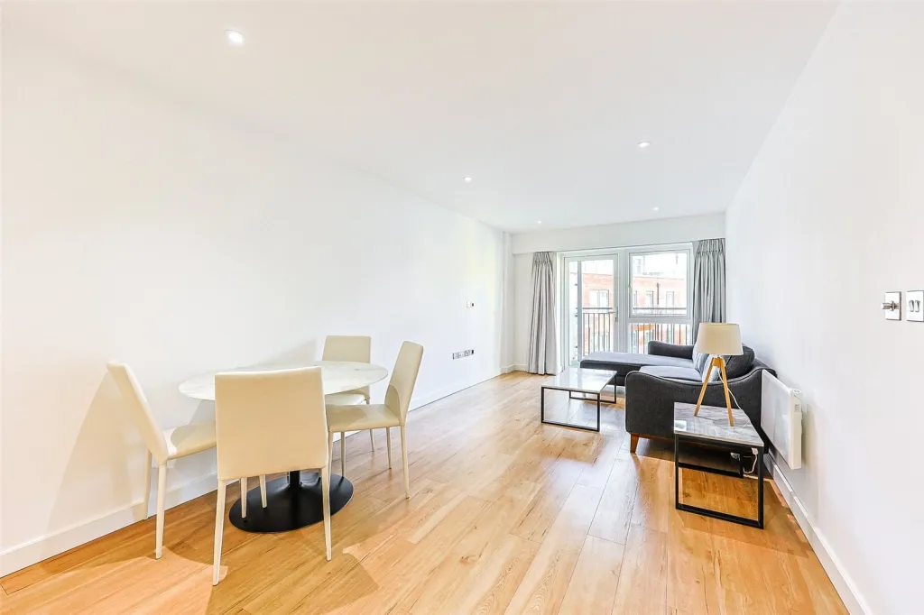 Caversham Road, Beaufort Park, NW9, photo 3