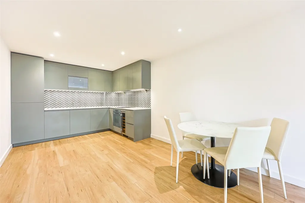 Caversham Road, Beaufort Park, NW9, photo 5
