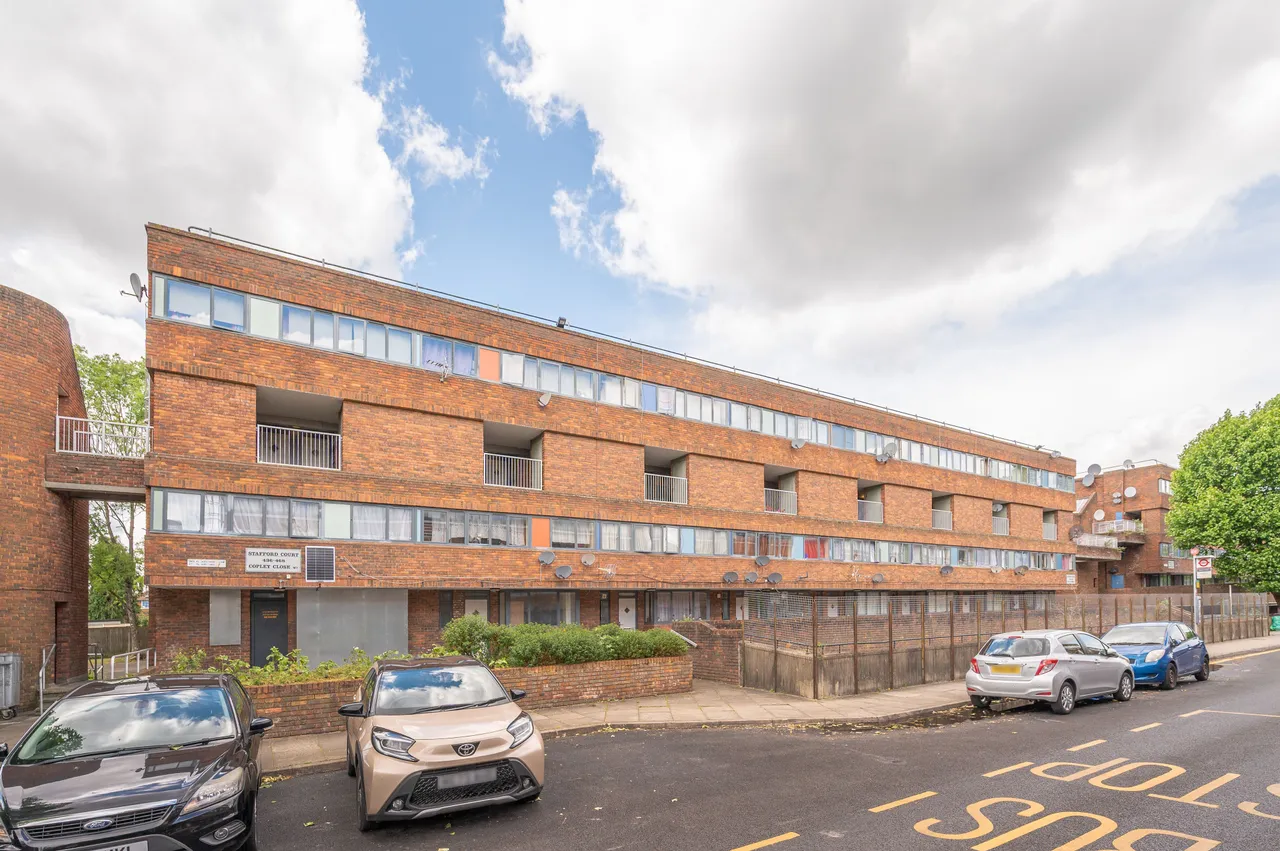 3 bed flat for sale — 457 Stafford Court, Copley Close, London