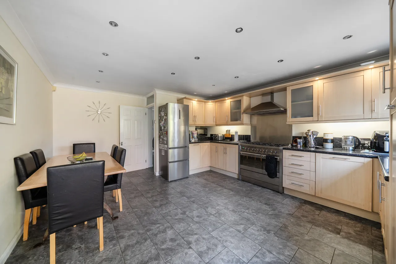4 Guildown Avenue, London, photo 5