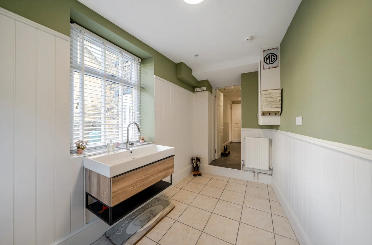 Cemetery Road, Pudsey, LS28, photo 16