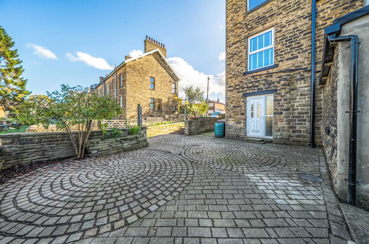 Cemetery Road, Pudsey, LS28, photo 29