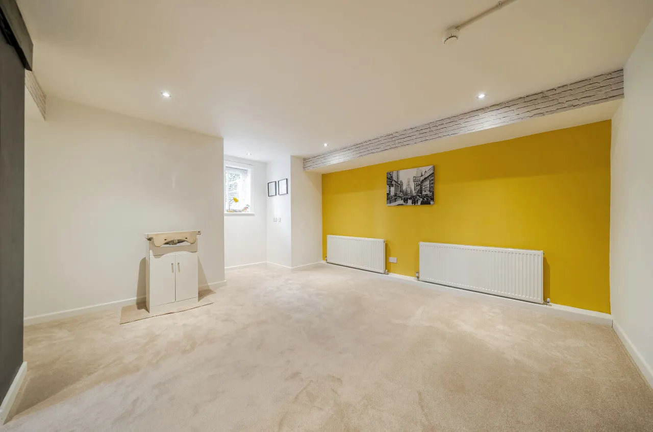 Cemetery Road, Pudsey, LS28, photo 12