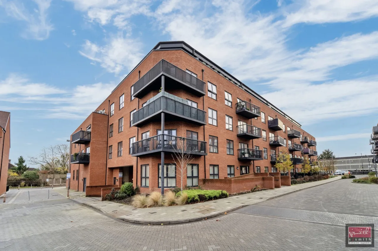 2 bed flat for sale, Bennett Court, Ashford, TW15