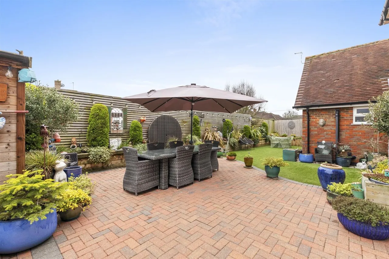 Pond Approach, Holmer Green, HP15, photo 15