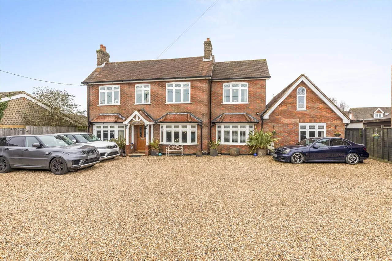 Pond Approach, Holmer Green, HP15, photo 19