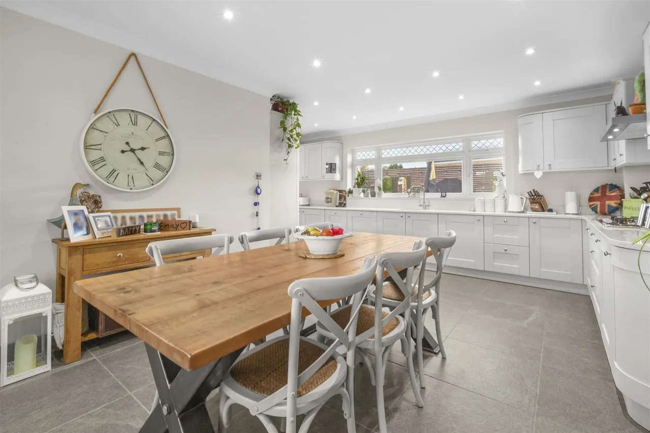Pond Approach, Holmer Green, HP15, photo 8