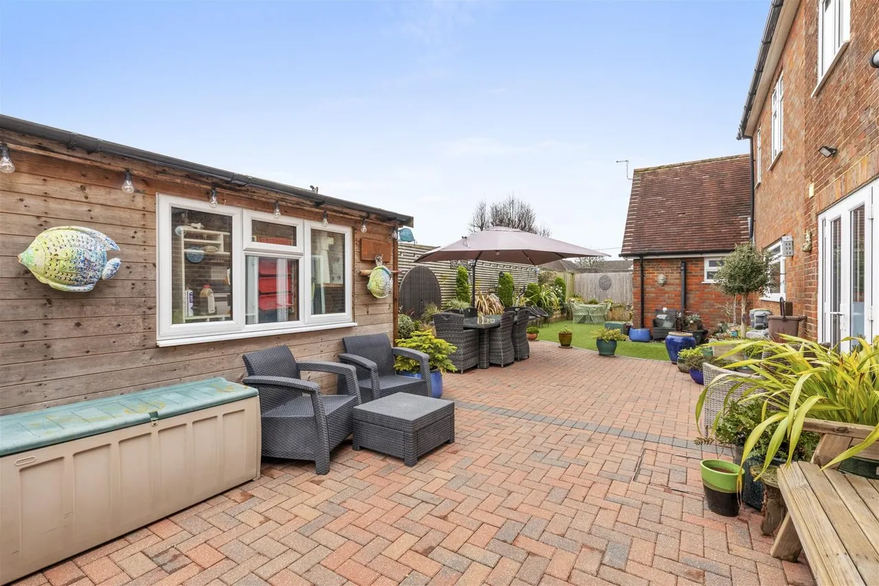 Pond Approach, Holmer Green, HP15, photo 16
