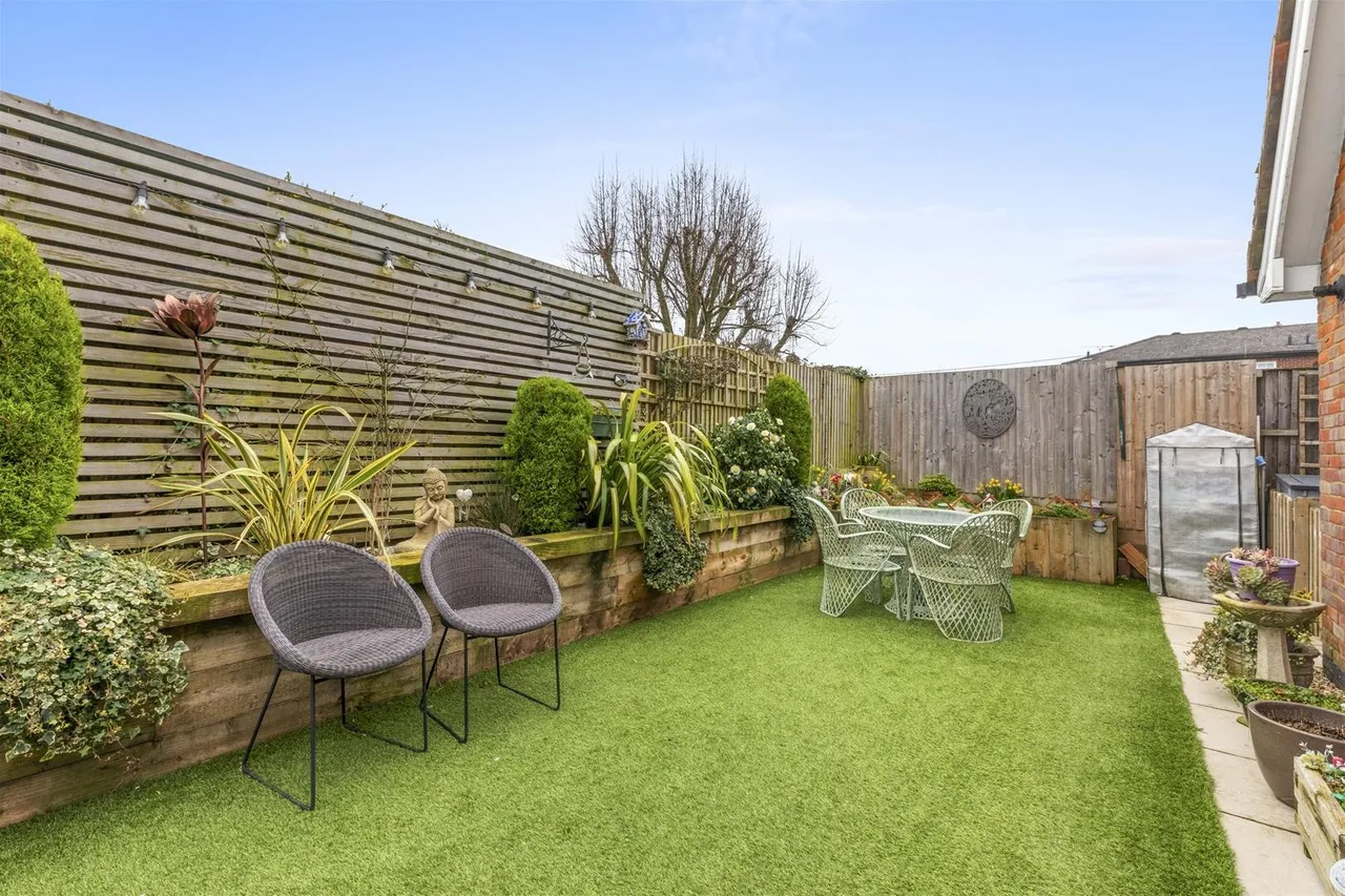 Pond Approach, Holmer Green, HP15, photo 18