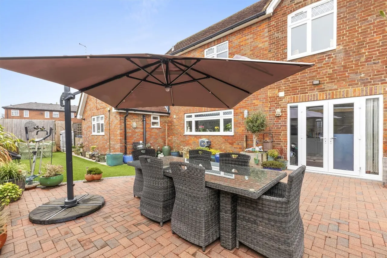 Pond Approach, Holmer Green, HP15, photo 17
