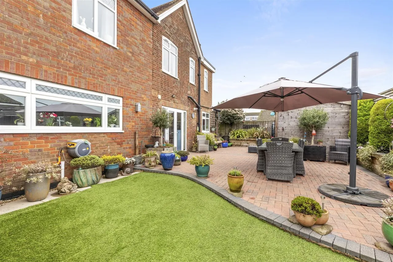 Pond Approach, Holmer Green, HP15, photo 2