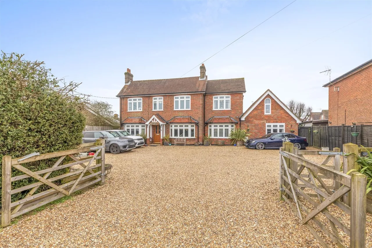 6 bed house for sale, Pond Approach, Holmer Green, HP15