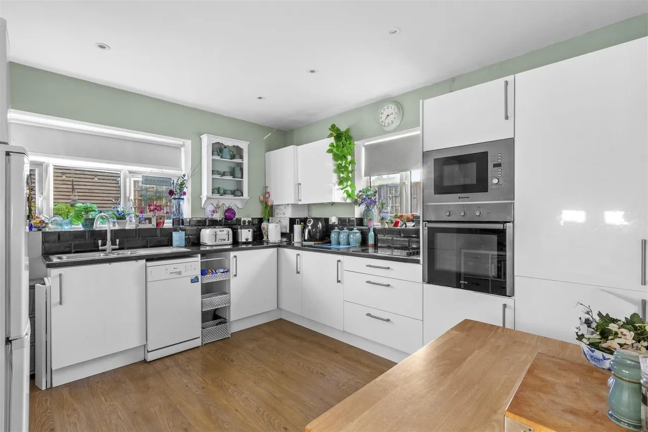 Pond Approach, Holmer Green, HP15, photo 5