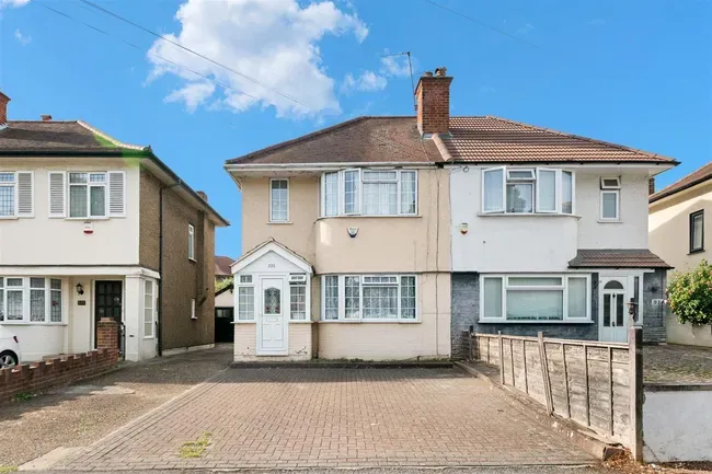 3 bed house for sale — Balmoral Drive, Hayes
