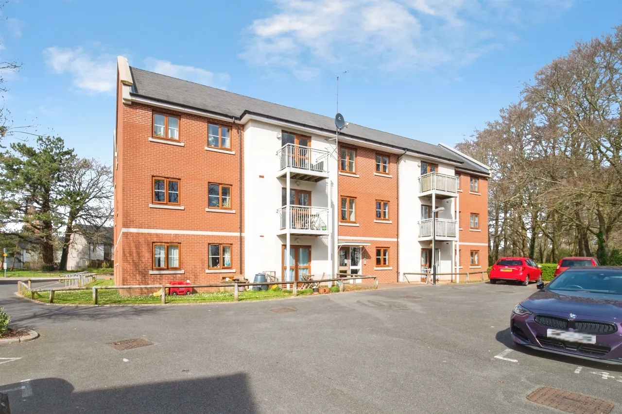 2 bed flat for sale — Park Prewett Road, Basingstoke