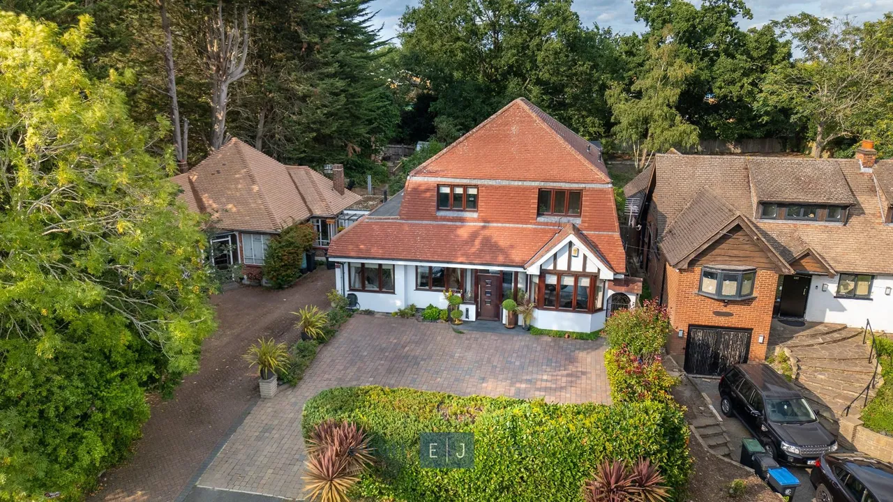 4 bed house for sale — Traps Hill, Loughton