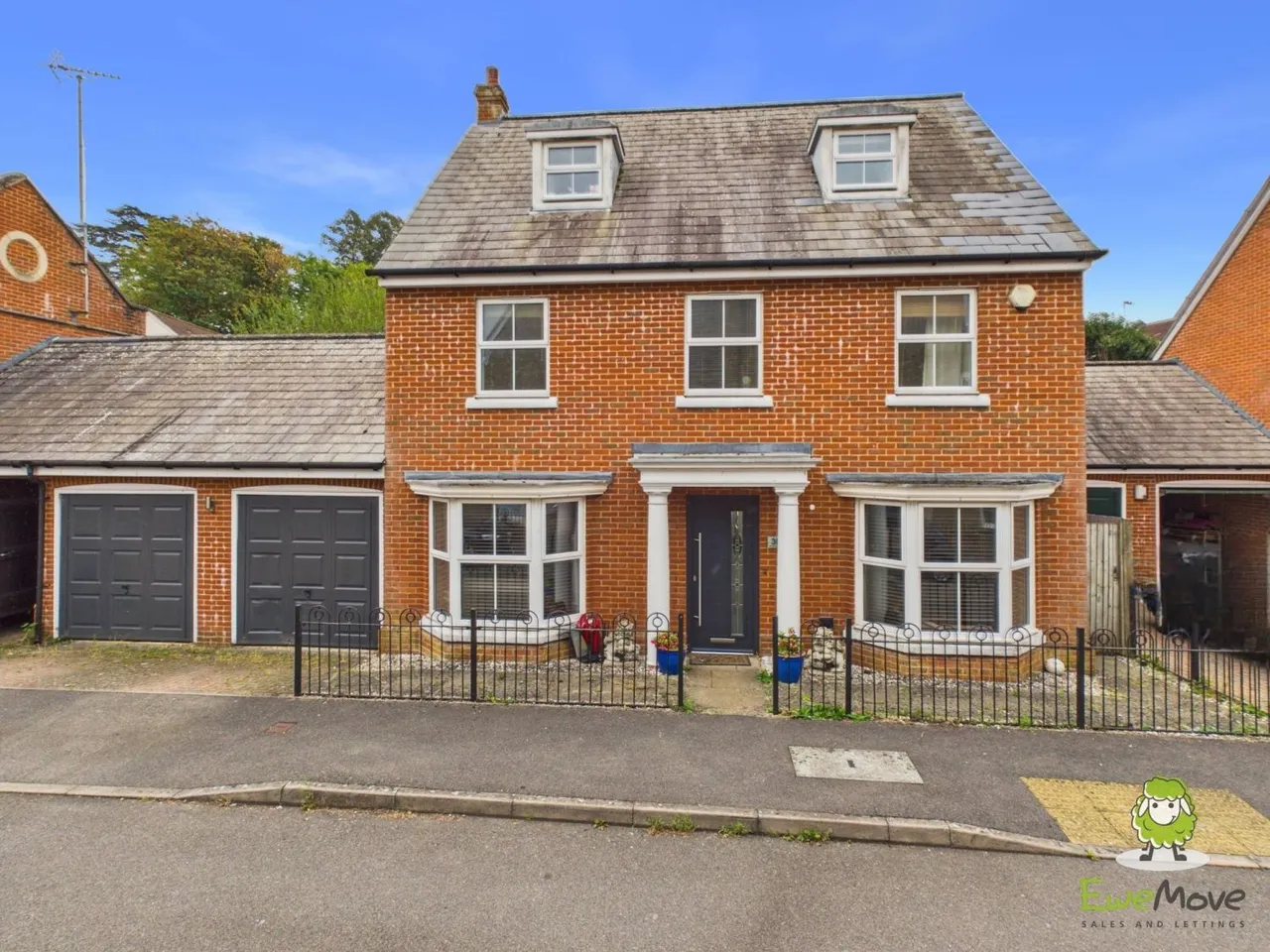5 bed house for sale, Otterbourne Walk, Sherfield-On-Loddon, RG27