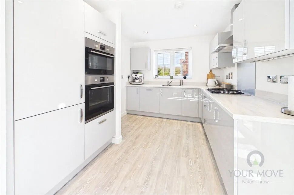 Periwinkle Gardens, Desborough, NN14, photo 9