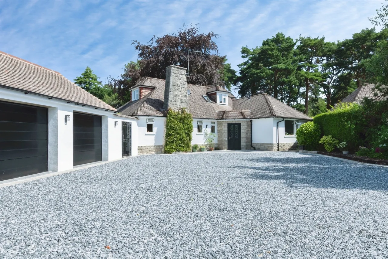 Cresta Gardens, West Parley, Ferndown, photo 2