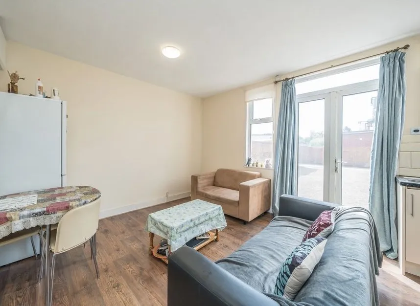 Staines Road, Hounslow, TW3, photo 3