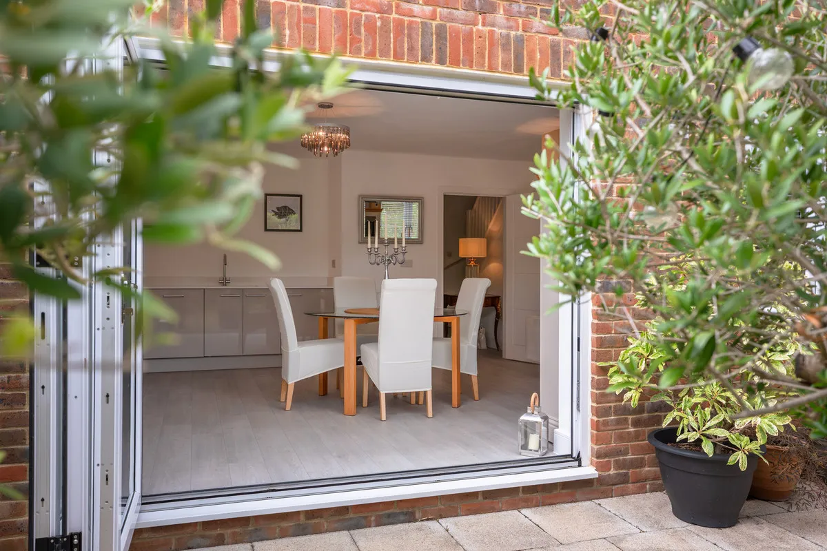 Sycamore Road, Cranleigh, GU6, photo 2