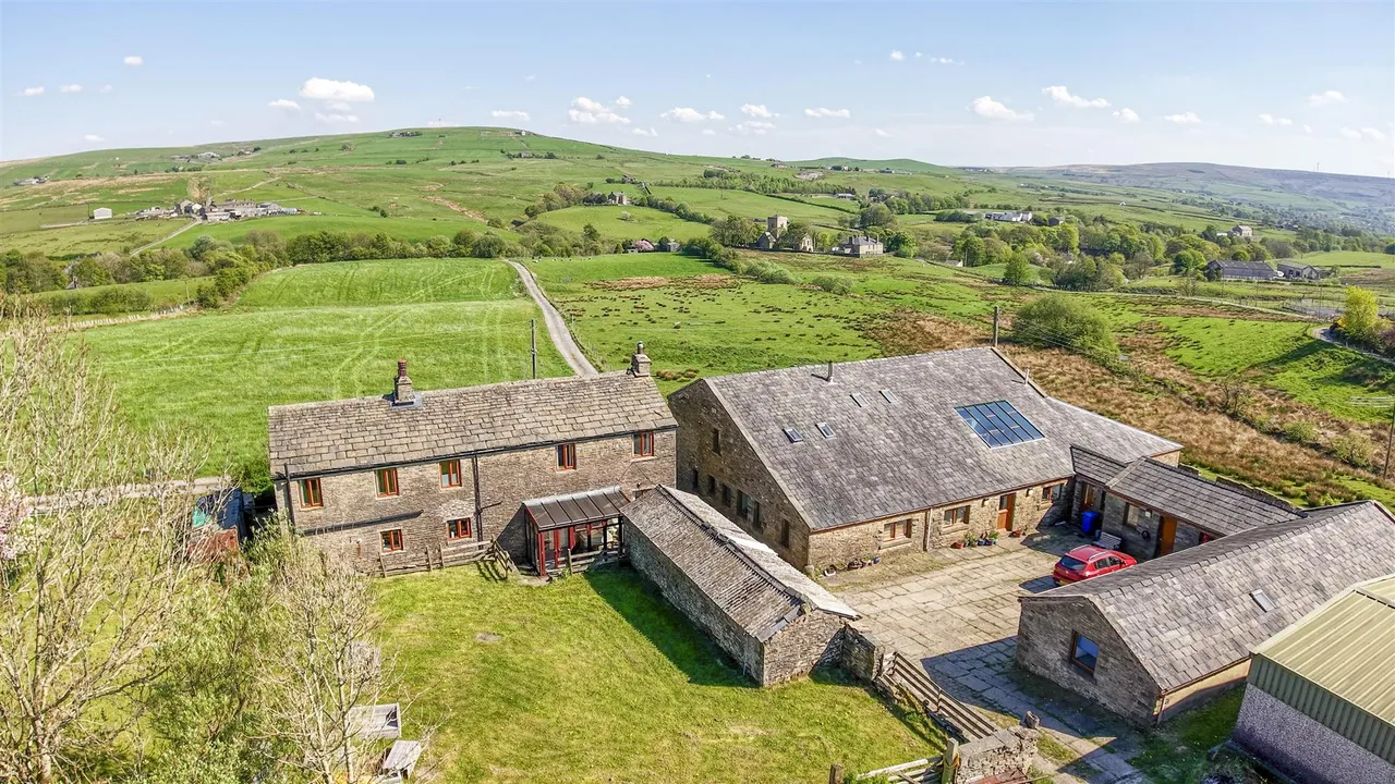16 bed house for sale, Middle Bank Top Farm, Lumb