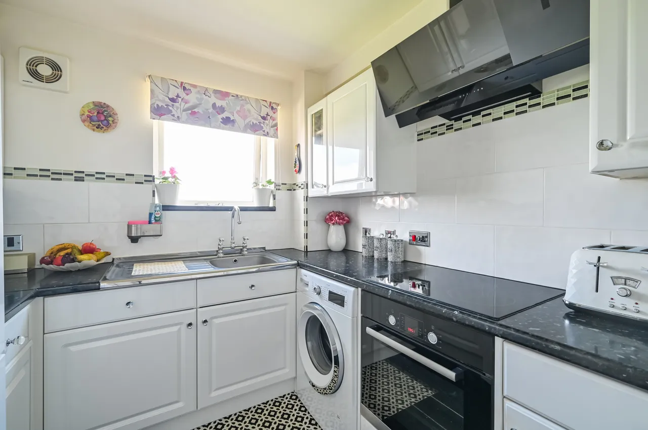 88 Albatross Close, London, photo 2