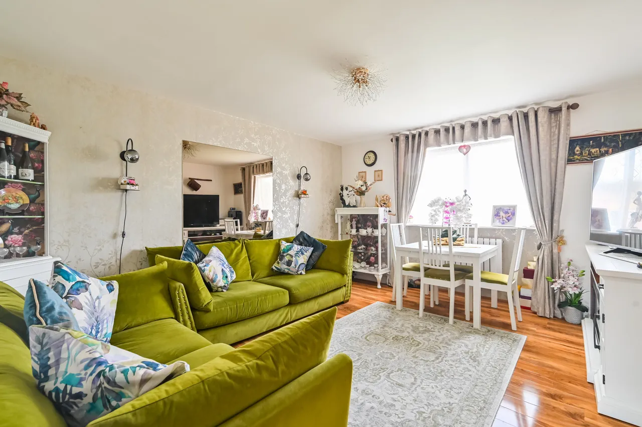 2 bed flat for sale — 88 Albatross Close, London