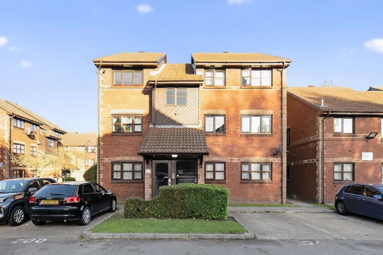 Lowry Crescent, Mitcham, CR4, photo 2