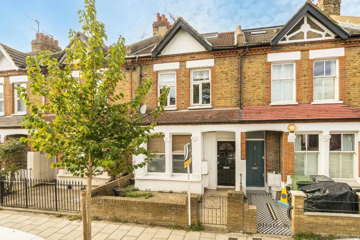 2 bed property to rent, Twilley Street, SW18