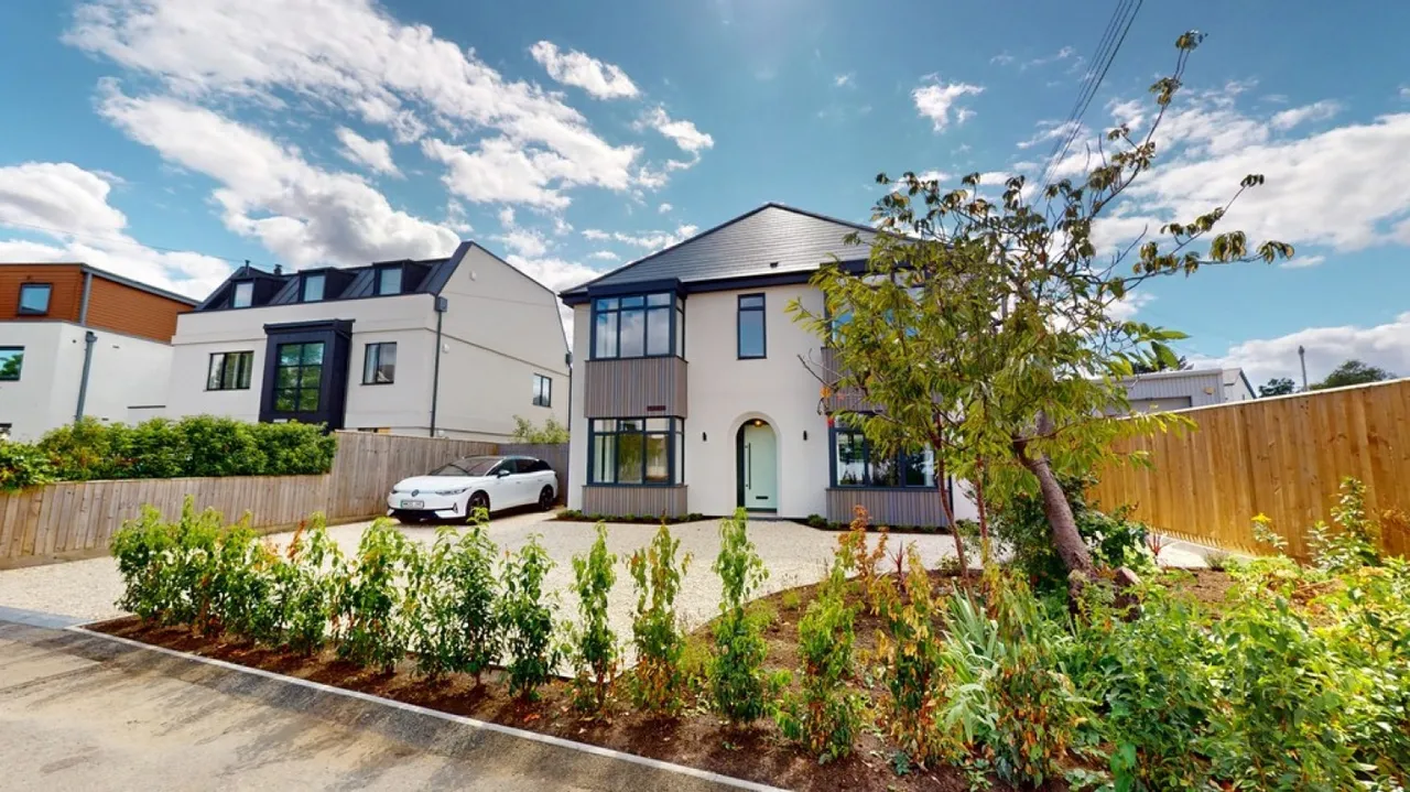 4 bed house to rent — Mead Road, Cheltenham