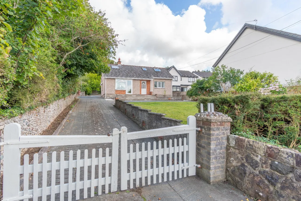 4 bed house for sale, Pentre Berw, Gaerwen, LL60