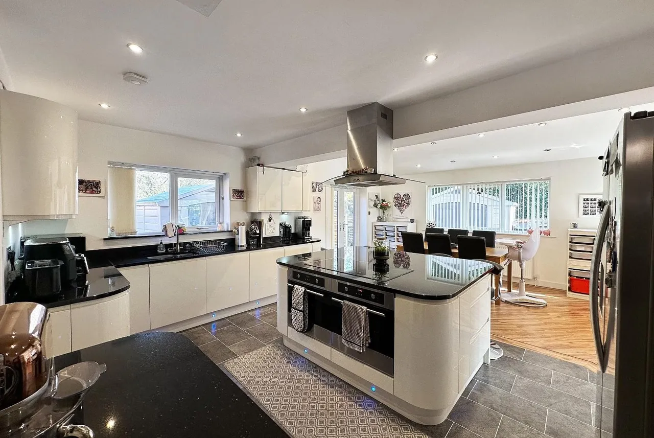 Kersal Drive, Timperley, Cheshire WA15 6UX, photo 2