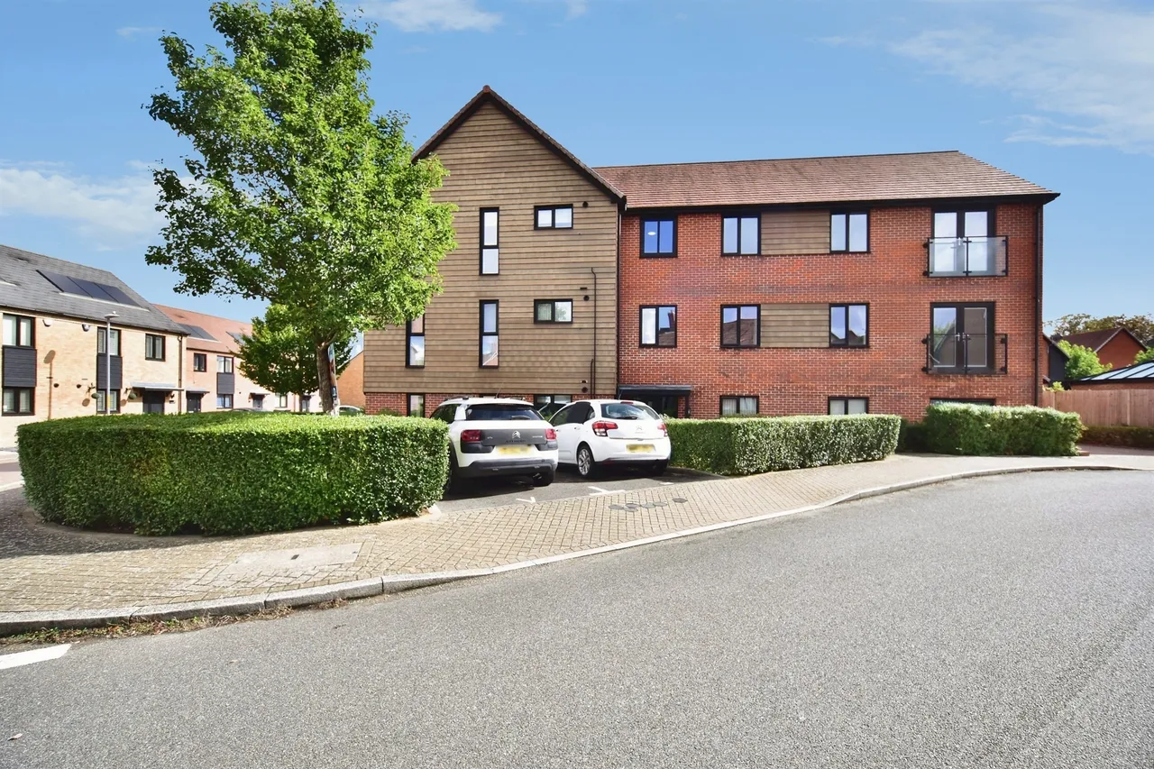 2 bed flat for sale, Hawley Drive, Leybourne, ME19