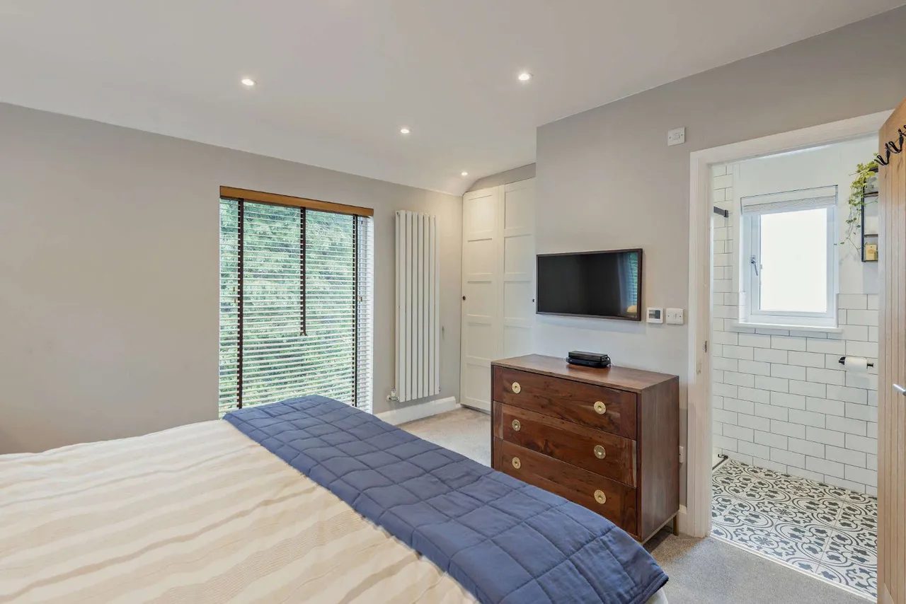 Cherry Tree Avenue, Haslemere, Surrey, GU27 1JW, photo 10
