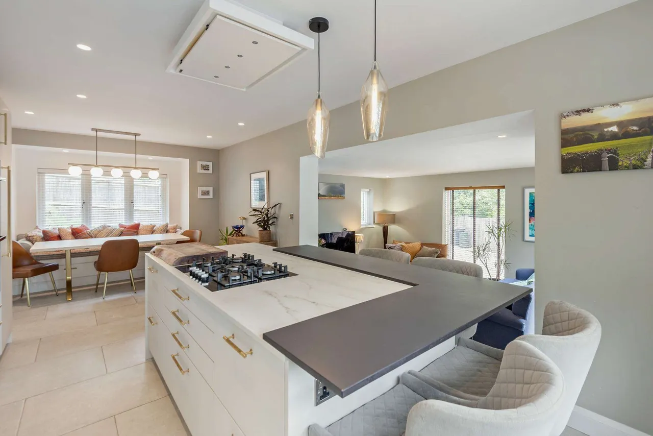 Cherry Tree Avenue, Haslemere, Surrey, GU27 1JW, photo 2