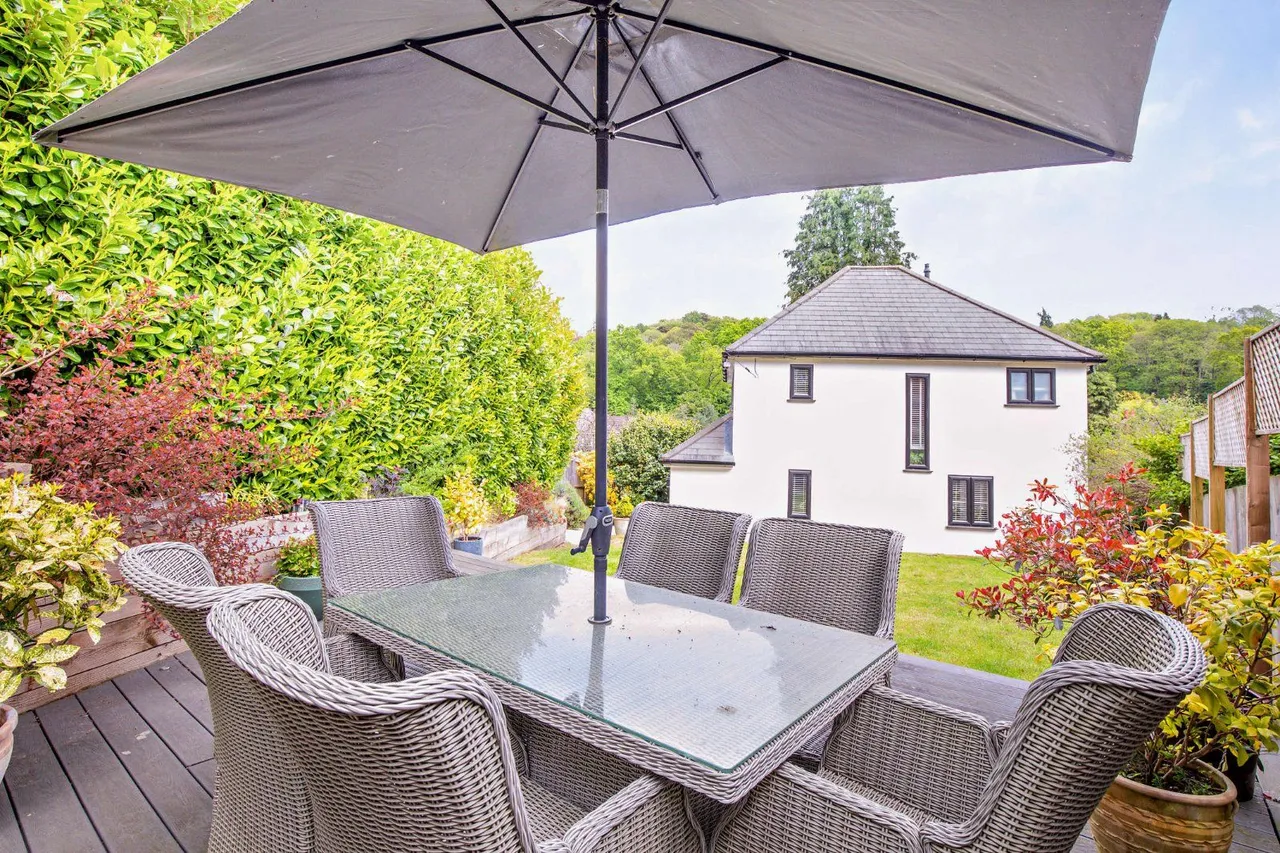 Cherry Tree Avenue, Haslemere, Surrey, GU27 1JW, photo 3