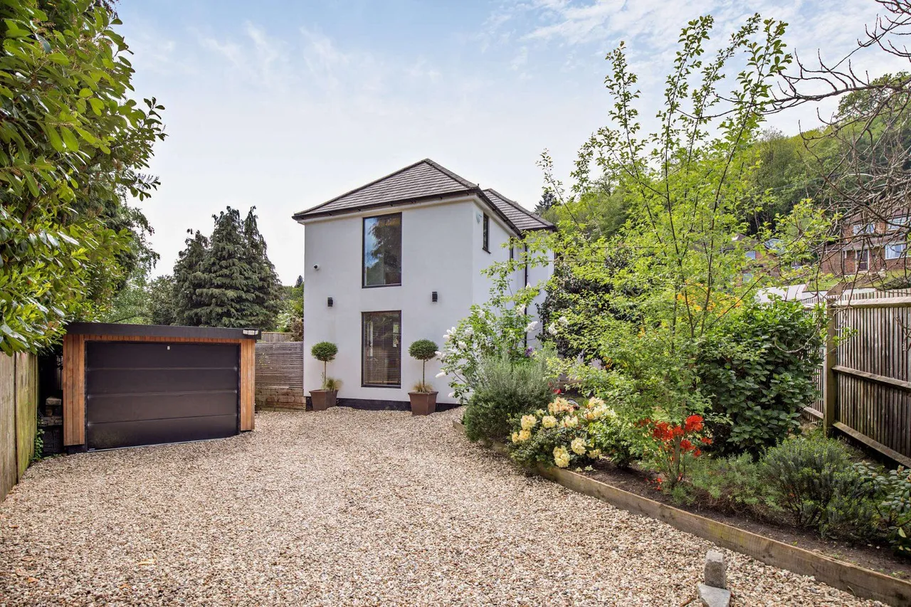 Cherry Tree Avenue, Haslemere, Surrey, GU27 1JW, photo 12