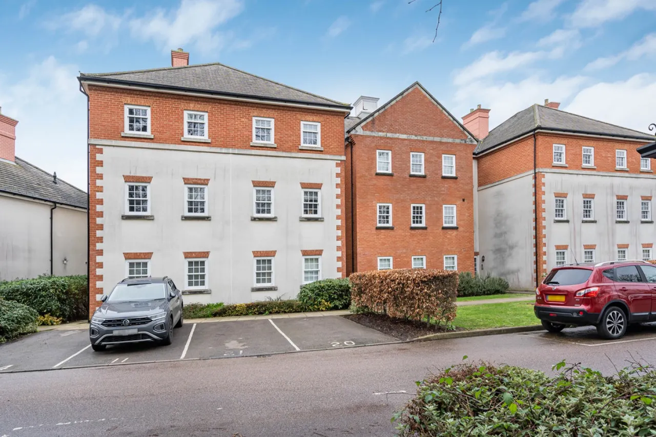 2 bed flat for sale — Gawton Crescent, Netherne On The Hill