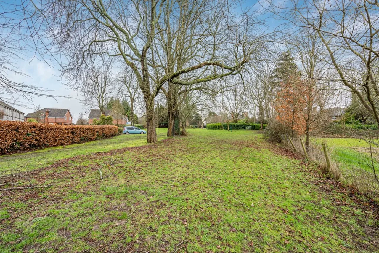 Gawton Crescent, Netherne On The Hill, photo 12