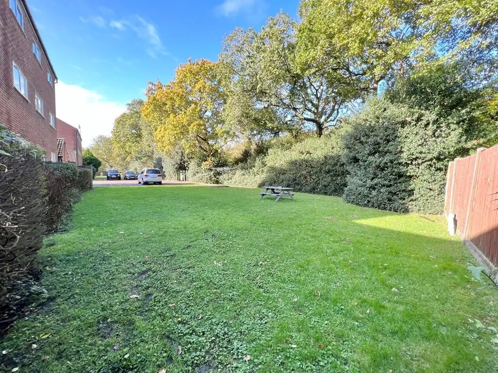 Frimley Green, Camberley, photo 4
