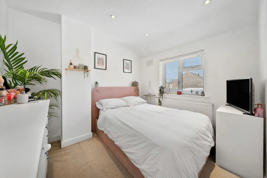 First Avenue, Walton-On-Thames KT12 2HL, photo 6