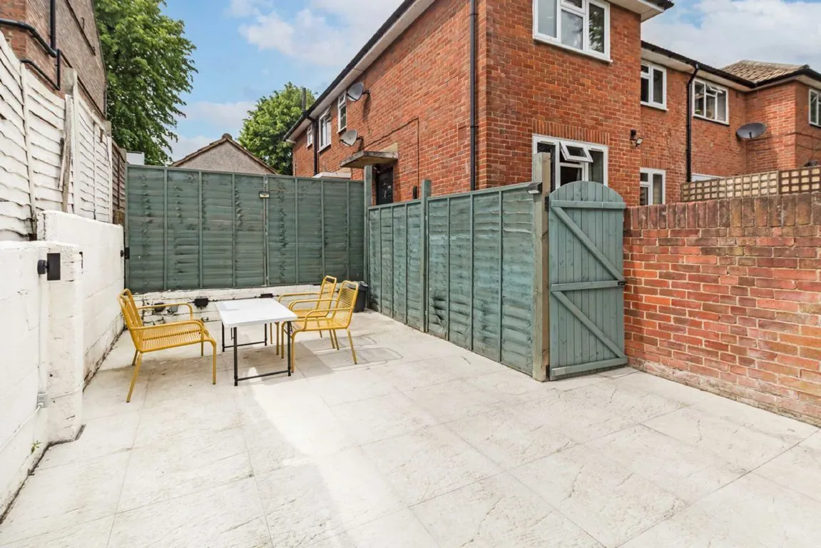 2 bed flat to rent, Thornbury Road, TW7
