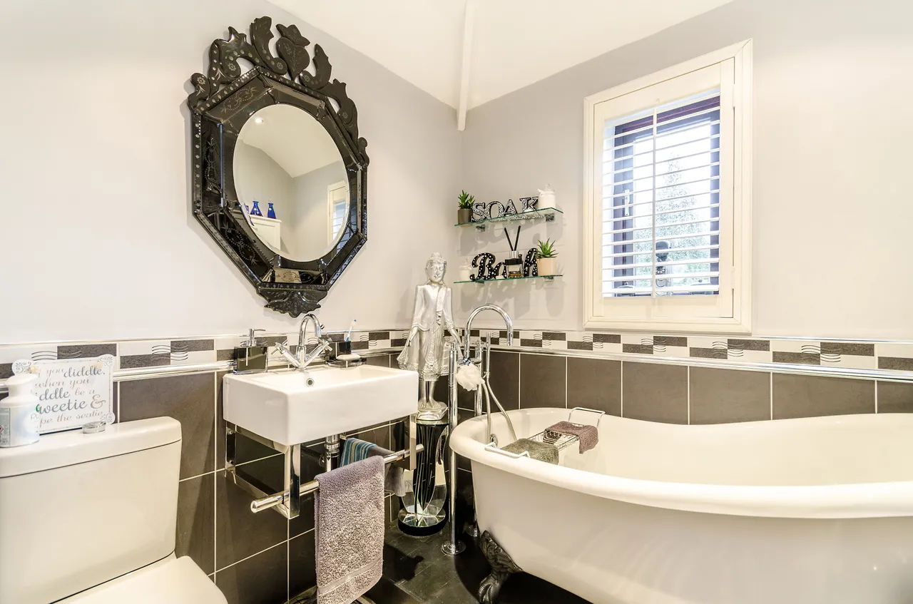 41 Charlton Park Lane, London, photo 9
